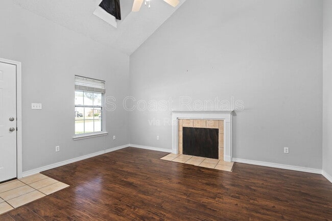 Building Photo - 12206 Breezeway Cir