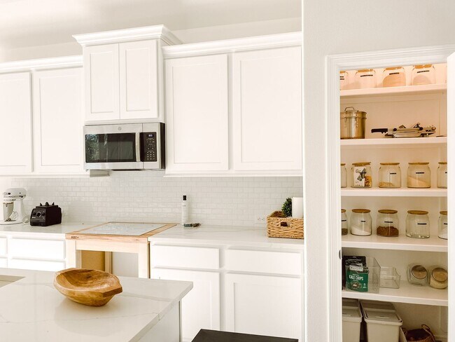 Building Photo - Gorgeous Home - MUST SEE!!