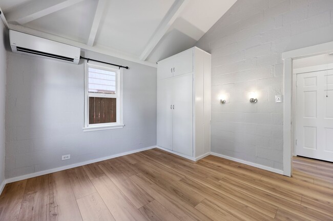 Building Photo - MOVE IN READY! A/C home with 2 bed, 1 bath...