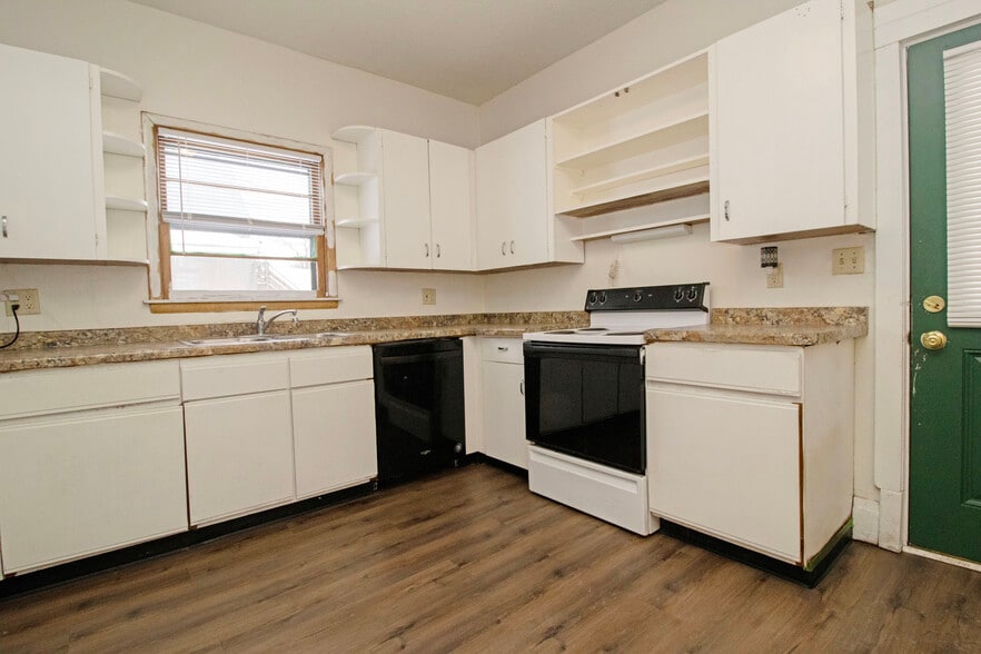 Building Photo - 612 7th Ave S