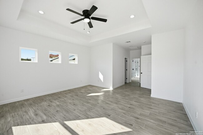 Building Photo - 207 Deer Oaks Dr