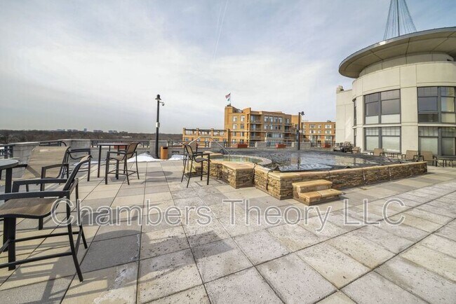 Building Photo - 1021 N Garfield St