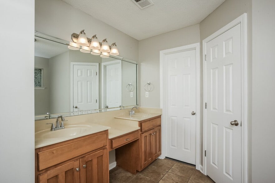Building Photo - 5583 Sugarberry Ln