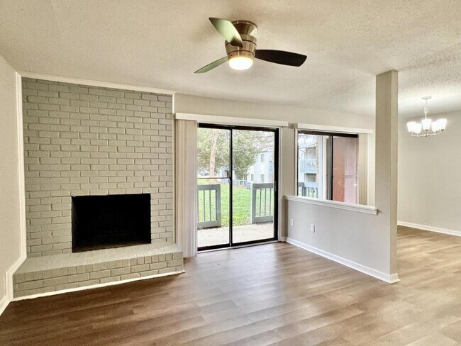 Building Photo - 3 BEDROOM CONDO IN TERRIFIC LOCATION!