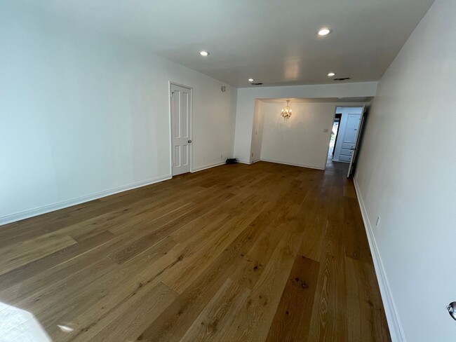 Building Photo - Spacious Three Bedroom Hollywood Golden Er...