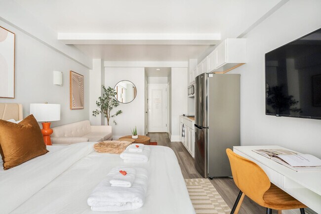 Building Photo - 240 W 73rd St