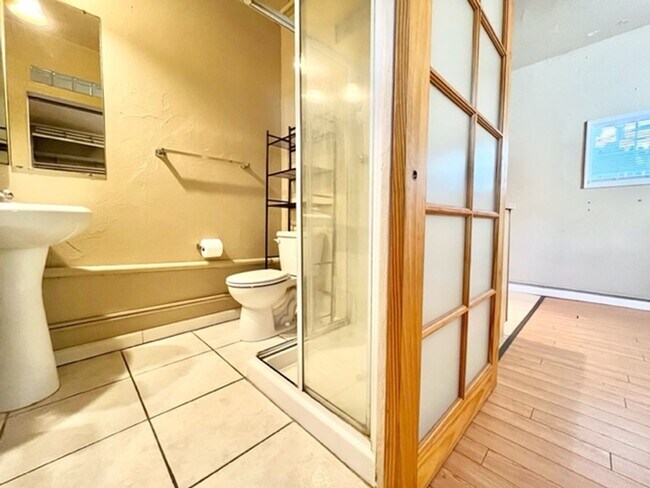 Building Photo - **RESERVE FOR SUMMER 2026** Charming home with 5 bedrooms close to Chico State