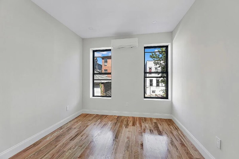 Building Photo - 694 Ashford St