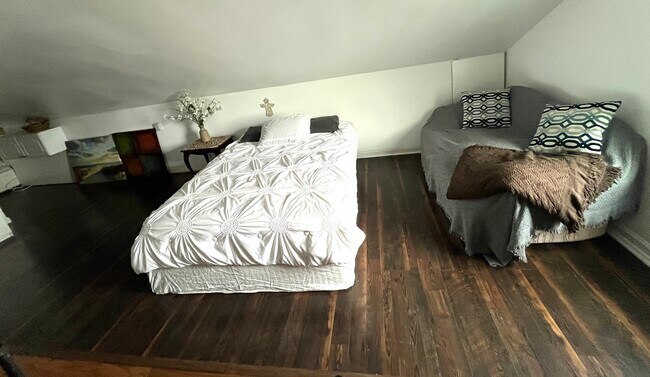 Building Photo - 1706 Mary St