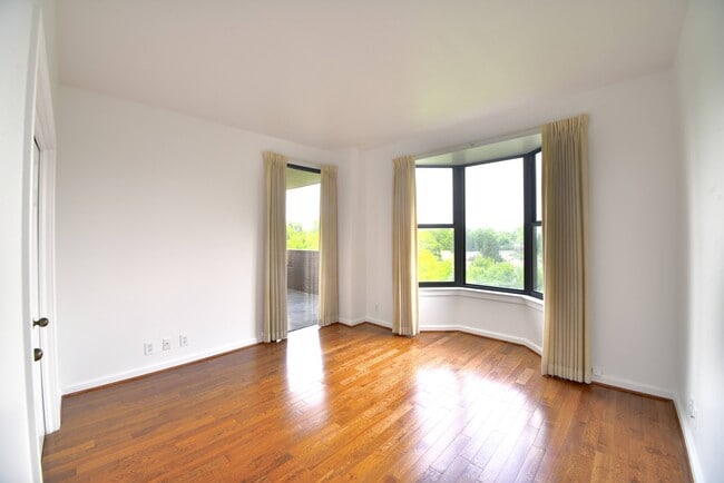 Building Photo - 2121 S Yorktown Ave