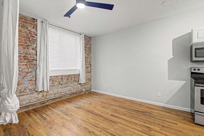 Building Photo - Adorable Studio in 1909 Building! Heart of Capitol Hill