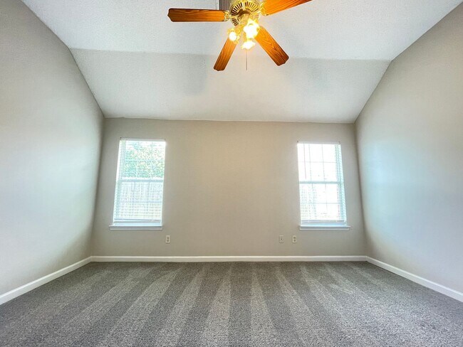 Building Photo - 1344 Custer Dr E