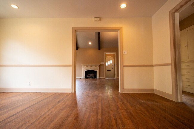 Building Photo - 2124 E 19th St