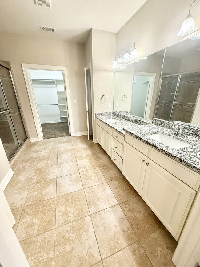 Building Photo - Luxury corner unit! 3-bed, 2.5-bath!