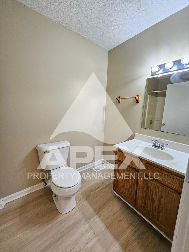 Building Photo - MOVE-IN SPECIAL,NO RENT TIL JUNE 1ST! - 3 Bd | 2 Ba 1st Floor Condo in West Knoxville!
