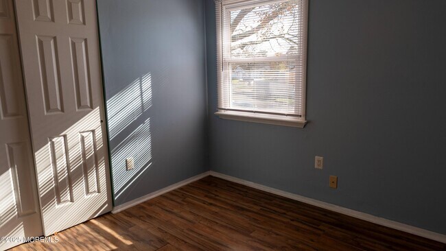 Building Photo - 6 Reno Ct