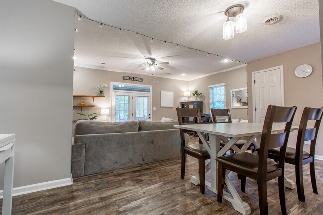 Building Photo - Beautiful 2 Bed, 2.5 Bath Condo in Johnson...