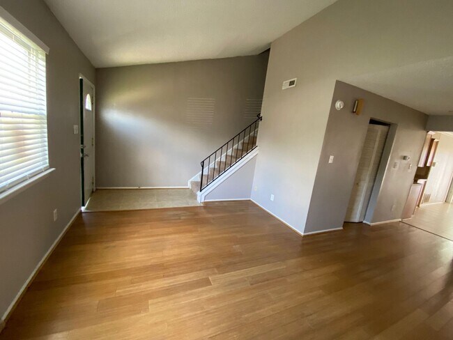 Building Photo - 2 Bedroom 1.5 Bath Townhome