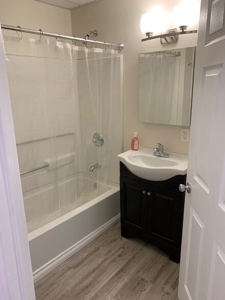 Bath Full - 157 Hudson Ave