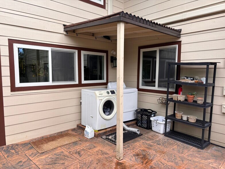 Laundry - 3658 Woodlawn Dr
