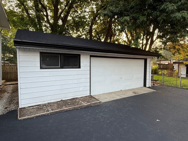 Building Photo - 337 Woodland Dr
