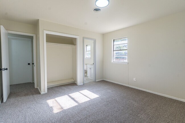 Building Photo - 4 Bedroom Must See!!