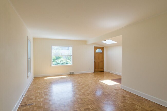 Building Photo - 2bd/1ba Seattle Home