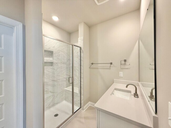 Building Photo - **OFFERING FIRST MONTH'S RENT FREE, $200 MOVE IN PROMOTION & REFUNDABLE APPLICATION FEES** New Co...