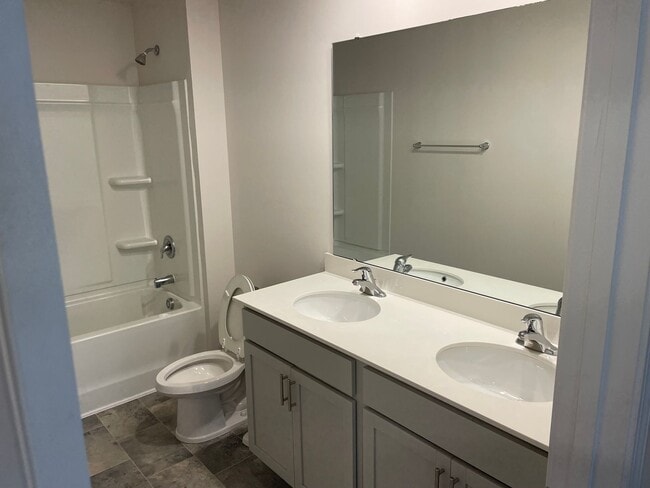 Building Photo - Fantastic FIVE Bedroom THREE FULL baths Ho...