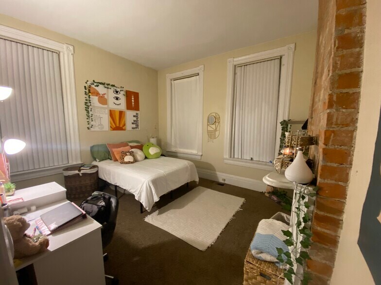 Building Photo - 256 Warner St