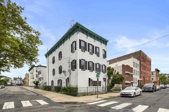 Building Photo - 20 St Pauls Ave