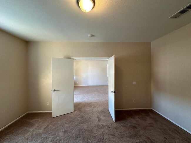 Building Photo - 4 BEDROOM HOME + OFFICE IN VICTORVILLE