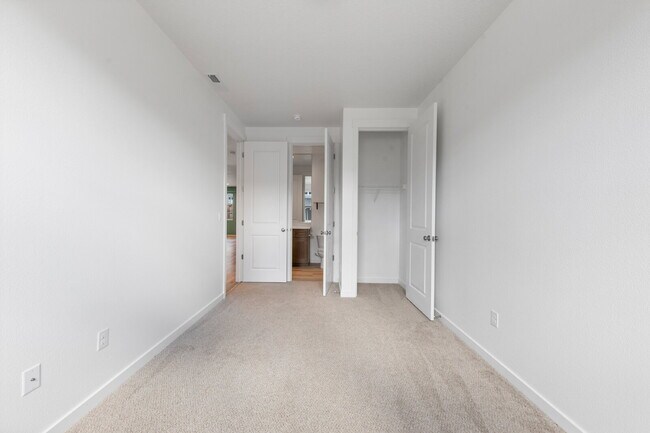 Building Photo - Large Recent Construction Home with Bonus Room!