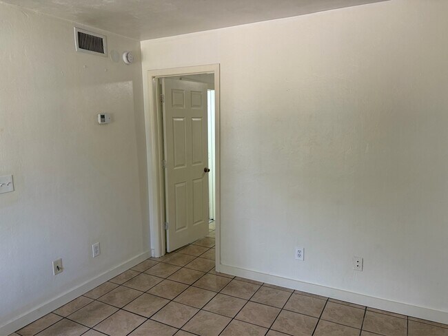 Building Photo - 215 Lovelace Dr
