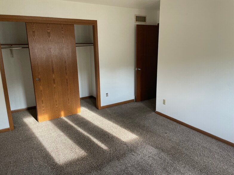 Great clóset storage - 2022 McKenna Blvd