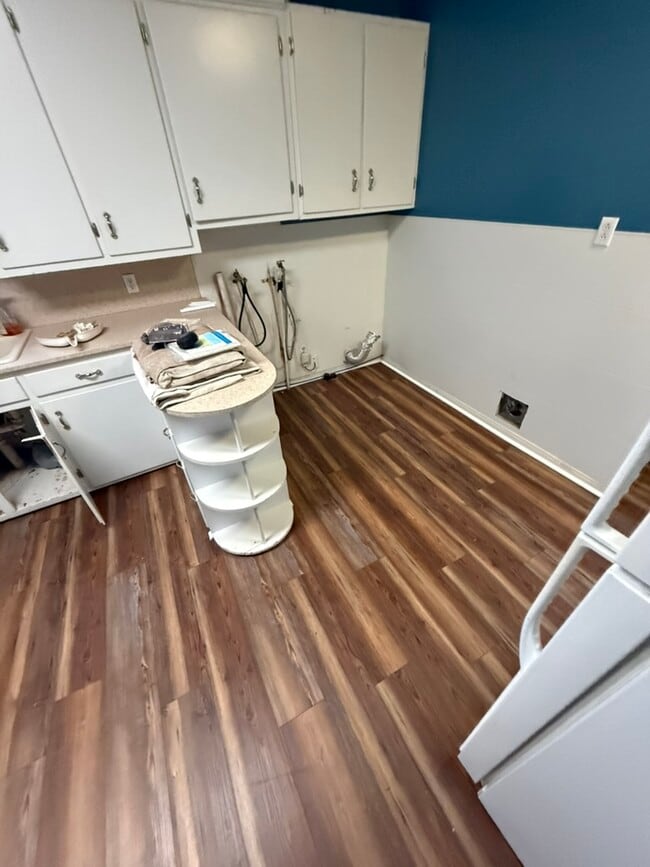 Building Photo - 400 W Garza St