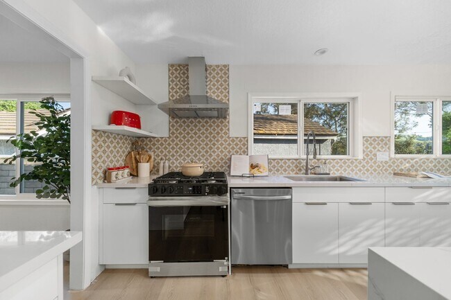Building Photo - BEAUTIFULLY RENOVATED 4-BEDROOM HOME IN PH...