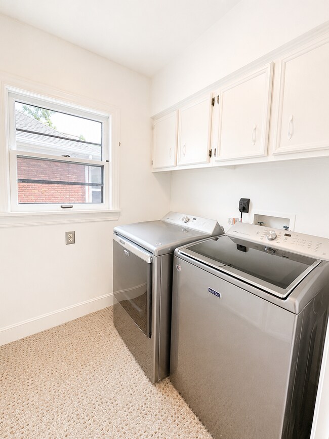 Building Photo - Spacious Walkout in Desirable Location!