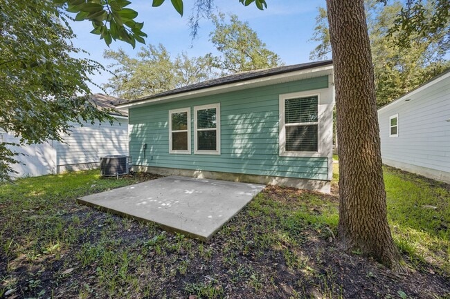 Building Photo - 1324 Fir St