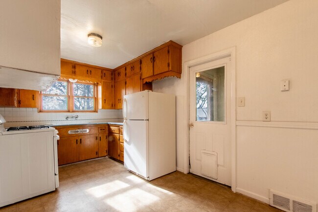 Building Photo - 809 Crescent St