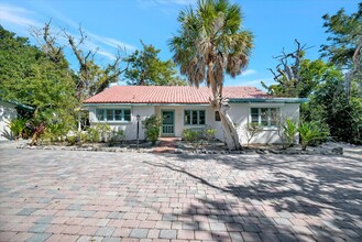 Building Photo - ALL THE CHARM! - Siesta Key 1+ acre on the Bay - 3 bed/ 2 bath pool home