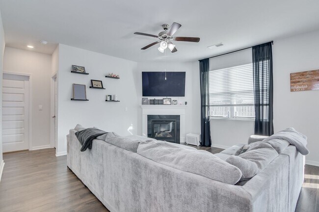 Building Photo - Beautiful 5 Bedroom 3 Bath