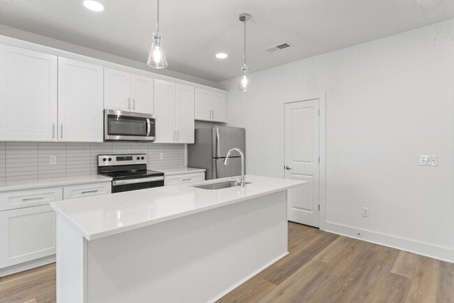 Building Photo - 3BR 3 BA townhome in Madison, ALL NEW Clos...