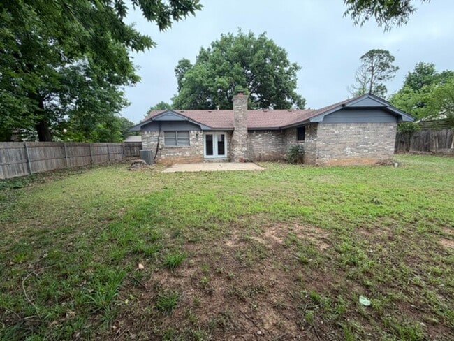 Building Photo - Wonderful east Norman home! Three bed, two bath, two car garage, fully fenced yard!