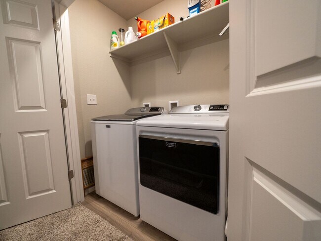 Building Photo - Astonishing 3 Bed/3.5 Bath Tri Level Townhome.   Must see to believe!!