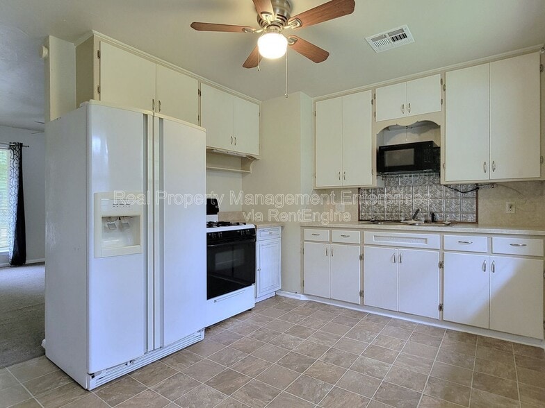 Building Photo - 608 N Poplar Ln