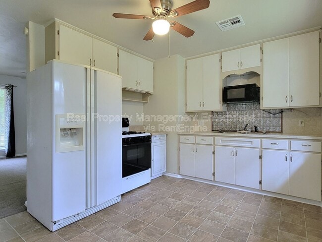 Building Photo - 608 N Poplar Ln