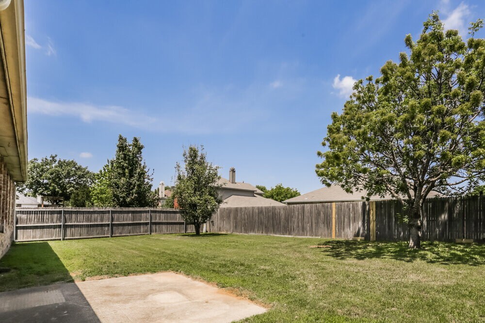 Building Photo - 2713 Meadowview Dr