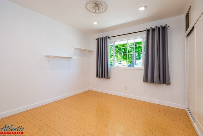 Building Photo - Beautiful Home | Premium Finishes | Desira...