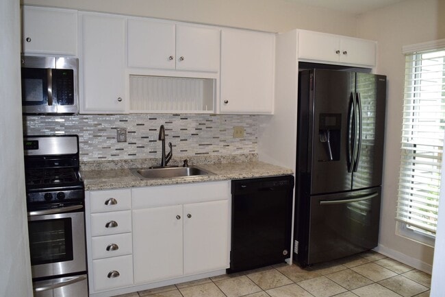 Building Photo - Great Bon Air Townhouse Convenient to ever...